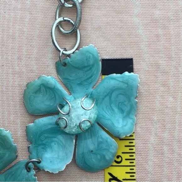 Woman’s unique 3 dimensional Enamel Flower Necklace with sliver tone metal - Picture 6 of 9
